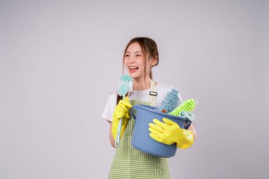 Eş Spreyle Temizlik Temizliği Meslek Ürünleri Bayan Temizlikçi İş Beyaz Arka planda
