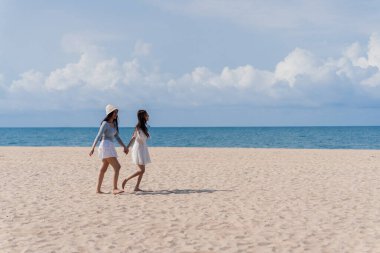 Kadın Dostluğu Sahilde Yürüyor Birlikte Kadın Tatili Açık Doğa, Neşeli Genç Kadınlar Kaygısız Yaz Yürüyüşünün tadını çıkartıyor Deniz kenarında Kahkahalar ve Bağlanma Anları