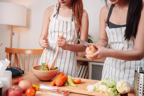 Genç Asya Yemekleri Hazırlama Salatası Sebze Yaşam Tarzı Sağlıklı Yeme, Sağlıklı Yemek Pişirme ve Birlikte Mutfak Mutfağında Neşeli Anlar Tazelik ve Gülümseme