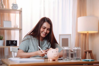 Kadın Mali İşler Tasarruf Muhasebe İşkadını Raporlama Ofisi, Profesyonel Analiz Raporları ve Ofis Masasında İş Başarı Planlama Stratejileri