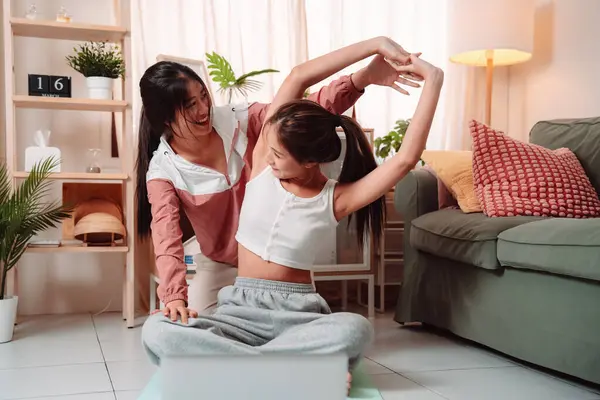 Kadın Arkadaşları Spor Salonu Sağlıklı Asya Yogası Sağlığı, Arkadaşlarla İçerideki Sağlık ve Mutluluk İçin Gerinme Seansı