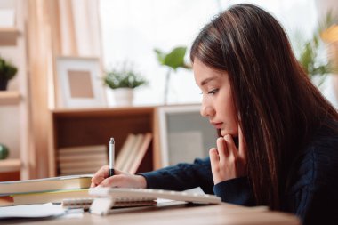 Öğrenci Çalışmaları ve Ödev Yapan Genç Üniversite Kadın Okuma Yazma, Odaklanmış Genç Yetişkin Çalışmaları Evde Öğrenim ve Akademik Çalışmalara Bağlı, Başarı İçin Hazırlık