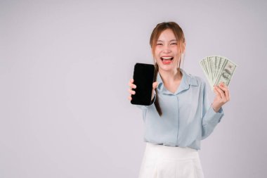 Mutlu Kadın Para Kazanan Zengin Para Kazanan Para Kazanan Finansman Başarılı Zenginlik, Finansal Zaferi Kutlayan Neşeli Bir Kadın, Zenginliği Kucaklayan Başarı ve Akıllı Para Kararlarıyla Gelen Özgürlük