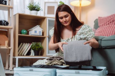 Kadın Hazırlama Bavulu Seyahat Yolculuğu Turisti Genç Bayan Gezgin Haftasonu Keyifli Yolculuk İçin Bavullarını Dikkatlice Topluyor