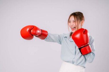 Kadın Kickboks Egzersizi Arka plan Gücü Güçlü Antrenman Eldiveni, Hareketteki Güçlü Kadın Atleti Beyazların Arkaplanındaki Formda ve Kararlılığını Gösteriyor