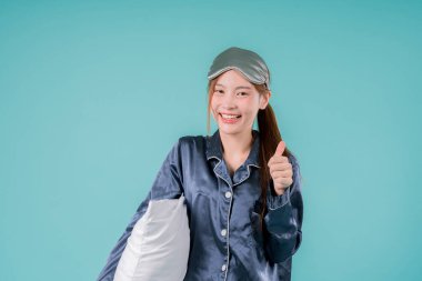 Uyku Yastığı Pozitif Maske Pozitif Dinlenme İçerde Yumuşak Duygu, Pijamalı Genç Bir Kadın Rahat Bir İfadeyle Konforlu Pembe Yatak Odasında Yatıyor