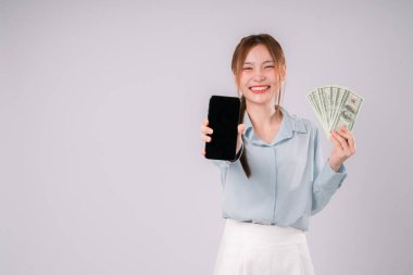 Mutlu Kadın Para Kazanan Zengin Para Kazanan Para Kazanan Finansman Başarılı Zenginlik, Finansal Zaferi Kutlayan Neşeli Bir Kadın, Zenginliği Kucaklayan Başarı ve Akıllı Para Kararlarıyla Gelen Özgürlük