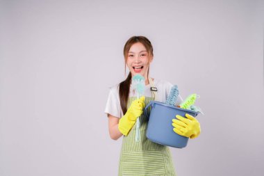 Eş Spreyle Temizlik Temizliği Meslek Ürünleri Bayan Temizlikçi İş Beyaz Arka planda