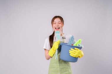 Eş Spreyle Temizlik Temizliği Meslek Ürünleri Bayan Temizlikçi İş Beyaz Arka planda