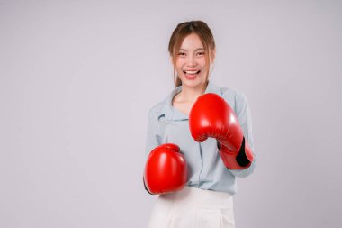 Kadın Kickboks Egzersizi Arka plan Gücü Güçlü Antrenman Eldiveni, Hareketteki Güçlü Kadın Atleti Beyazların Arkaplanındaki Formda ve Kararlılığını Gösteriyor