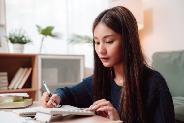 Öğrenci Çalışmaları ve Ödev Yapan Genç Üniversite Kadın Okuma Yazma, Odaklanmış Genç Yetişkin Çalışmaları Evde Öğrenim ve Akademik Çalışmalara Bağlı, Başarı İçin Hazırlık