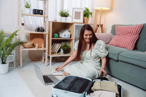 Kadın Hazırlama Bavulu Seyahat Yolculuğu Turisti Genç Bayan Gezgin Haftasonu Keyifli Yolculuk İçin Bavullarını Dikkatlice Topluyor