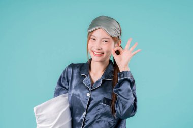 Uyku Yastığı Pozitif Maske Pozitif Dinlenme İçerde Yumuşak Duygu, Pijamalı Genç Bir Kadın Rahat Bir İfadeyle Konforlu Pembe Yatak Odasında Yatıyor