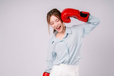 Kadın Kickboks Egzersizi Arka plan Gücü Güçlü Antrenman Eldiveni, Hareketteki Güçlü Kadın Atleti Beyazların Arkaplanındaki Formda ve Kararlılığını Gösteriyor