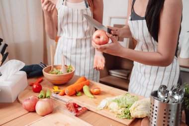 Genç Asya Yemekleri Hazırlama Salatası Sebze Yaşam Tarzı Sağlıklı Yeme, Sağlıklı Yemek Pişirme ve Birlikte Mutfak Mutfağında Neşeli Anlar Tazelik ve Gülümseme