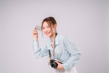 Asyalı Kadın Turist Seyahati Kredi Ödemesini Kullanarak Yolculuk Destekleme Başvurusu Teslimat Müşteri, Mutlu Gezgin Kredi kartını Heyecan ve Güvenle Tutuyor Beyaz Arkaplanda