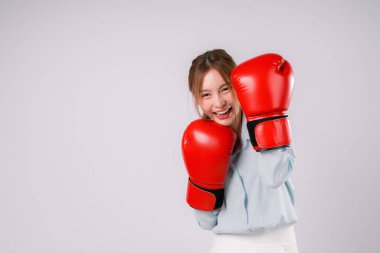 Kadın Kickboks Egzersizi Arka plan Gücü Güçlü Antrenman Eldiveni, Hareketteki Güçlü Kadın Atleti Beyazların Arkaplanındaki Formda ve Kararlılığını Gösteriyor