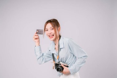 Asyalı Kadın Turist Seyahati Kredi Ödemesini Kullanarak Yolculuk Destekleme Başvurusu Teslimat Müşteri, Mutlu Gezgin Kredi kartını Heyecan ve Güvenle Tutuyor Beyaz Arkaplanda