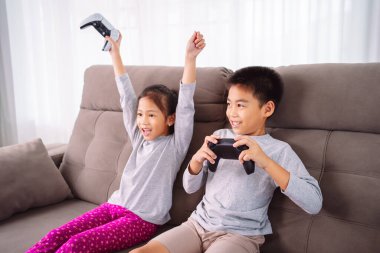 Çocuk Asyalı Oyuncular Video Oyunu Arkadaşları Kız Eğlencesi Video Oyunu, Arkadaşların Eğlencesi Gülüşmeler ve Yarışmalar İçerde Birlikte Oynarken Sıcak Oturma Odasında