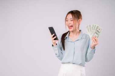 Mutlu Kadın Para Kazanan Zengin Para Kazanan Para Kazanan Finansman Başarılı Zenginlik, Finansal Zaferi Kutlayan Neşeli Bir Kadın, Zenginliği Kucaklayan Başarı ve Akıllı Para Kararlarıyla Gelen Özgürlük