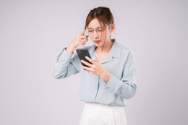 Kadın Problemi Göz Myopia Akıllı Telefon Görüntüsü Kötü Kadın Bakışı, Akıllı Telefon Kullanımı 'ndan Bulanık Görüş ile Mücadele, Yansıyan Göz Zekası ve Beyazların Arkaplanındaki Optik Bakıma İhtiyaç