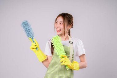 Eş Spreyle Temizlik Temizliği Meslek Ürünleri Bayan Temizlikçi İş Beyaz Arka planda