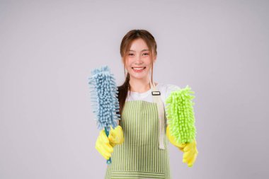 Eş Spreyle Temizlik Temizliği Meslek Ürünleri Bayan Temizlikçi İş Beyaz Arka planda