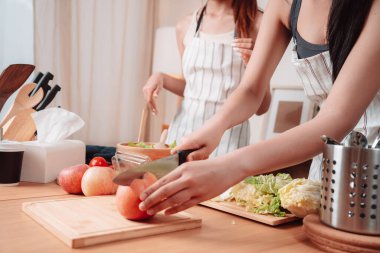 Genç Asya Yemekleri Hazırlama Salatası Sebze Yaşam Tarzı Sağlıklı Yeme, Sağlıklı Yemek Pişirme ve Birlikte Mutfak Mutfağında Neşeli Anlar Tazelik ve Gülümseme