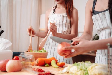 Genç Asya Yemekleri Hazırlama Salatası Sebze Yaşam Tarzı Sağlıklı Yeme, Sağlıklı Yemek Pişirme ve Birlikte Mutfak Mutfağında Neşeli Anlar Tazelik ve Gülümseme