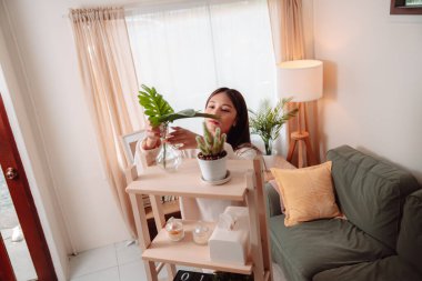 Asyalı Kadın Temizlik Evi Temizlik Evi Mutlu Ev İşleri, Temiz ve Konforlu Oturma Odası Sağlayan Genç Bayan Gülümseme ve Memnuniyet Duyusu