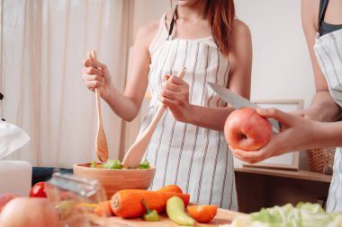 Genç Asya Yemekleri Hazırlama Salatası Sebze Yaşam Tarzı Sağlıklı Yeme, Sağlıklı Yemek Pişirme ve Birlikte Mutfak Mutfağında Neşeli Anlar Tazelik ve Gülümseme