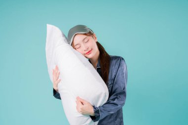 Uyku Yastığı Pozitif Maske Pozitif Dinlenme İçerde Yumuşak Duygu, Pijamalı Genç Bir Kadın Rahat Bir İfadeyle Konforlu Pembe Yatak Odasında Yatıyor