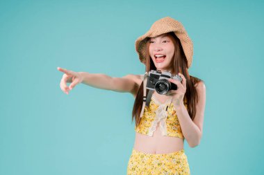 Slim Posing Moda Fotoğrafçılığı Stili Seyahat Turizmi Kadın, Moda Genç Kadın Renkli Bir Yaz Kıyafetinde Dışarıya Poz Veriyor, Stüdyo Arkaplanında Stil Tarzı ile Tatil Titreşimleri Yakalıyor.