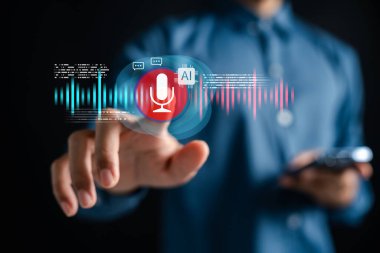 Mikrofon ve ses dalgalı yapay zeka komuta teknolojisi. Dijital aygıtlarda elsiz etkileşim, konuşma tanıma ve ses kontrolü için akıllı asistan sistemi.