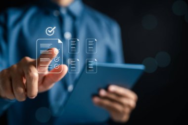 Onay işareti, belge doğrulaması, kalite kontrolü ve dijital tablet üzerinde tamamlanmış iş akışına sahip kontrol listesi belgesi. İş, denetim veya sertifika görselleri için mükemmel.