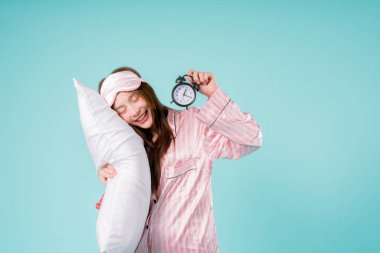 Asya Uyanışı Sabah Uykusu Yorgun Bayan İzleme Yorgunluğu, Uykulu İfadesiyle Alarm Saati Tutan Güzel Genç Bir Kadın Gece Vakti ve Yeni Bir Gün İçin Geri sayım