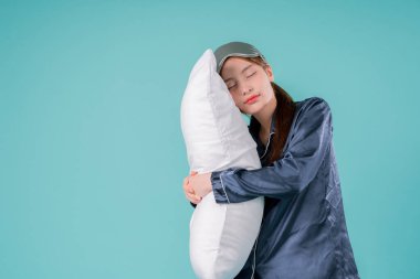 Uyku Yastığı Pozitif Maske Pozitif Dinlenme İçerde Yumuşak Duygu, Pijamalı Genç Bir Kadın Rahat Bir İfadeyle Konforlu Pembe Yatak Odasında Yatıyor