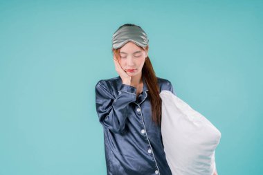 Uyku Yastığı Pozitif Maske Pozitif Dinlenme İçerde Yumuşak Duygu, Pijamalı Genç Bir Kadın Rahat Bir İfadeyle Konforlu Pembe Yatak Odasında Yatıyor