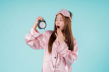 Asya Uyanışı Sabah Uykusu Yorgun Bayan İzleme Yorgunluğu, Uykulu İfadesiyle Alarm Saati Tutan Güzel Genç Bir Kadın Gece Vakti ve Yeni Bir Gün İçin Geri sayım