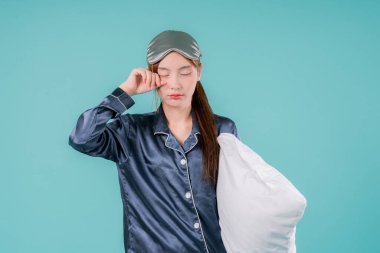 Uyku Yastığı Pozitif Maske Pozitif Dinlenme İçerde Yumuşak Duygu, Pijamalı Genç Bir Kadın Rahat Bir İfadeyle Konforlu Pembe Yatak Odasında Yatıyor