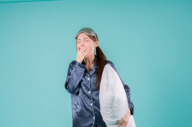 Uyku Yastığı Pozitif Maske Pozitif Dinlenme İçerde Yumuşak Duygu, Pijamalı Genç Bir Kadın Rahat Bir İfadeyle Konforlu Pembe Yatak Odasında Yatıyor