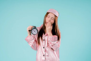 Asya Uyanışı Sabah Uykusu Yorgun Bayan İzleme Yorgunluğu, Uykulu İfadesiyle Alarm Saati Tutan Güzel Genç Bir Kadın Gece Vakti ve Yeni Bir Gün İçin Geri sayım