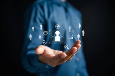 Dijital pazarlama stratejisi, izleyici segmentasyonu, sadakat programı, müşteri veri analizi ve kişiselleştirilmiş iletişim araçlarıyla müşteri hedefleme, katılım ve güven oluşturma.