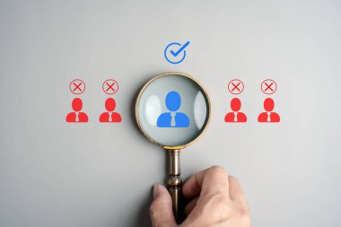 Kelle avı ve İK görüşme süreci doğru adayı seçiyor, işe alım kararı, insan kaynakları stratejisi, eleman alımı ve kariyer fırsatı kavramını gösteriyor.