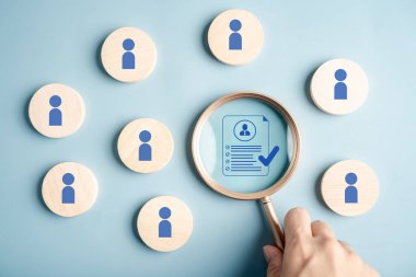 Aday profili büyütme gözlüklü insan kaynakları, işe alım, yeniden değerlendirme, iş görüşmesi ve insan kaynakları işe alım süreci.