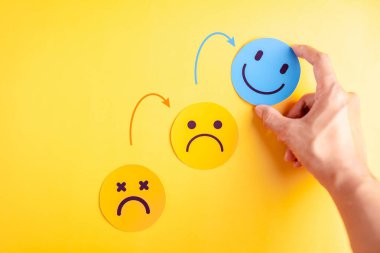 Ruh sağlığındaki Mutlu Gülen Yüz iyileşme süreci, yüz duygularını mutsuzluktan mutluluğa çevirme, duygusal gelişimi ve olumlu psikolojik dönüşümü temsil ediyor..