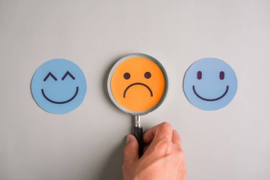 Hüzünlü yüzlerde büyüteç, gülen yüz ifadeleri, ruh hali algılama, duygusal analiz ve günlük hayatta zihinsel sağlık farkındalığı..