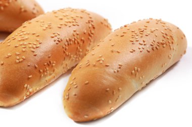 Beyaz arka planda izole edilmiş susamlı baget ekmeği, beyaz kırsal pastane gıda konsepti. Beyaz undan yapılan endüstriyel ekmek pişirme. Taze organik ekmek..