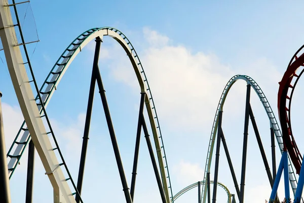 Atrakcje Roller Coaster Switchback Tle Błękitnego Nieba Białymi Chmurami Park — Zdjęcie stockowe