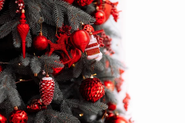 Stílusos Karácsonyi Dekorációk Fán Gyönyörű Játékok Labdák Kúpok Piros Színű — Stock Fotó
